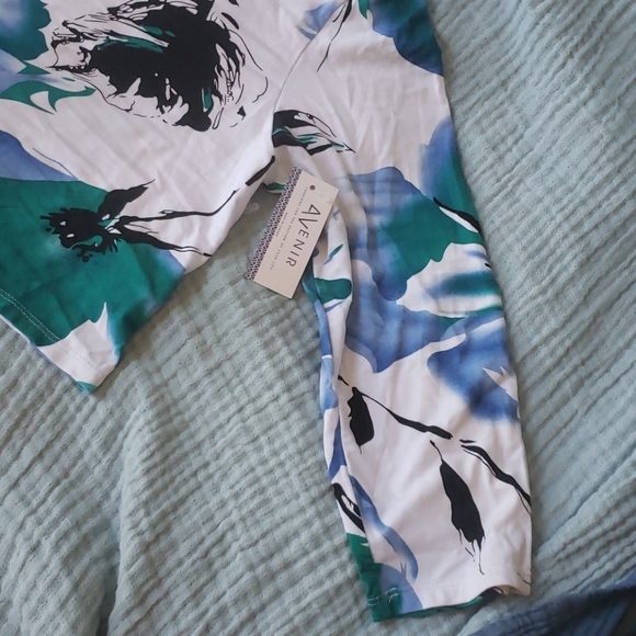 Beautiful crop top - Picture 2 of 5